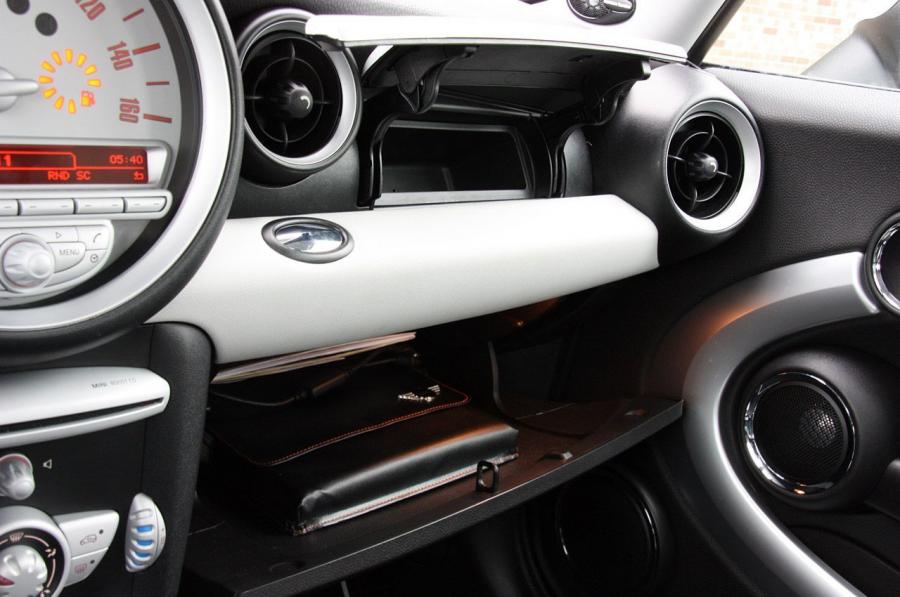  Mini Cooper 50 Camden Edition 2010 года  (фото 13 из 53)
